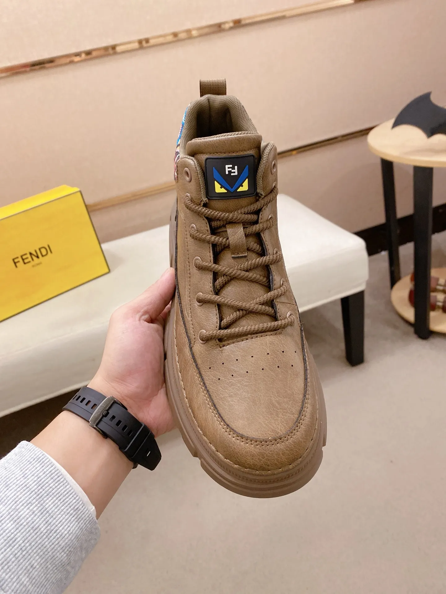 Factory price 442💰 (fendi) New high-top 👊🏻 upper 🇮🇹 imported cowhide fabric 🇩🇪 imported breathable mesh lining. The original outsole is molded to highlight the identity of every man, and the upper foot is elegant and stable🚶🏻🚶🏻The high-end custom counters reproduce the original version📯No matter the wind or rain, the shoe last remains unchanged and can withstand the verification of time🔍️,🔵 Size: 38-44